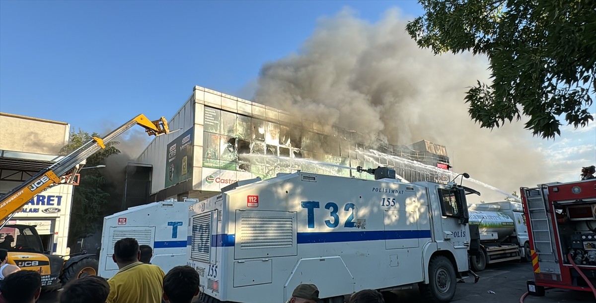 Diyarbakır'da 2. Sanayi Sitesi'ndeki 4 iş yerinde etkili olan yangına müdahale ediliyor.
