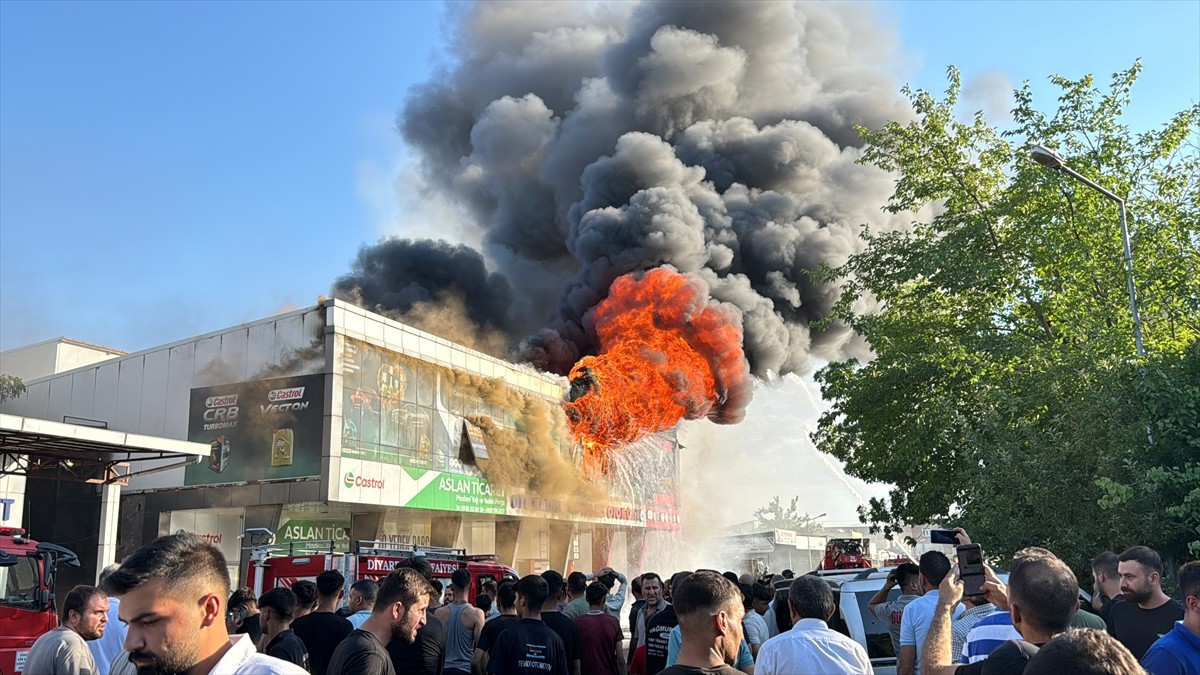 Diyarbakır'da 2. Sanayi Sitesi'ndeki 4 iş yerinde etkili olan yangına müdahale ediliyor.