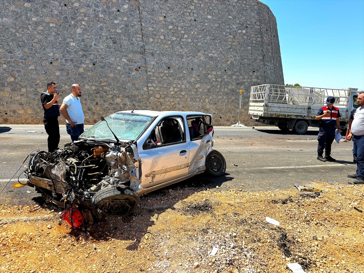 Diyarbakır'da 2 tır ile otomobilin karıştığı kazada, 3'ü ağır 5 kişi yaralandı.