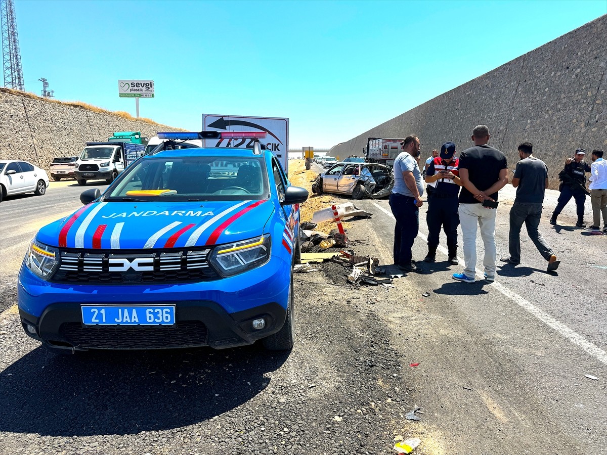 Diyarbakır'da 2 tır ile otomobilin karıştığı kazada, 3'ü ağır 5 kişi yaralandı.