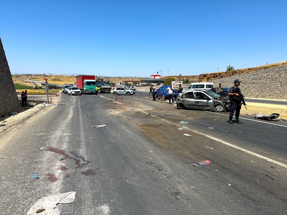 Diyarbakır'da 2 tır ile otomobilin karıştığı kazada, 3'ü ağır 5 kişi yaralandı.