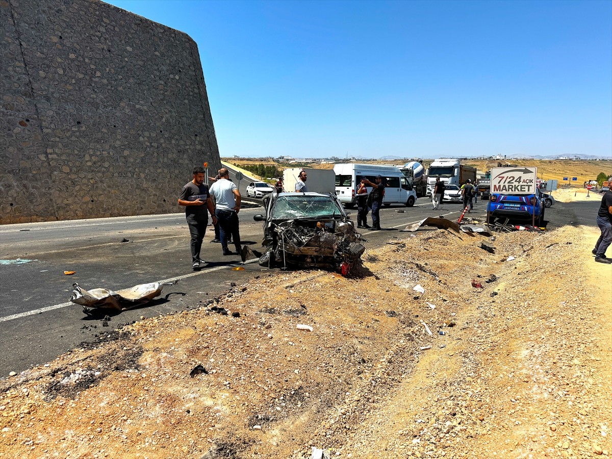 Diyarbakır'da 2 tır ile otomobilin karıştığı kazada, 3'ü ağır 5 kişi yaralandı.
