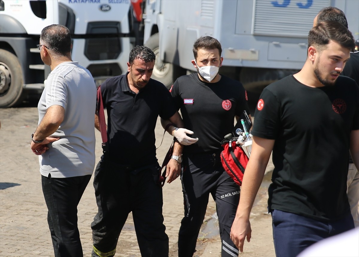 Diyarbakır'da 3. Sanayi Sitesi'nde 4 iş yerine yayılan yangın ekiplerin müdahalesiyle...