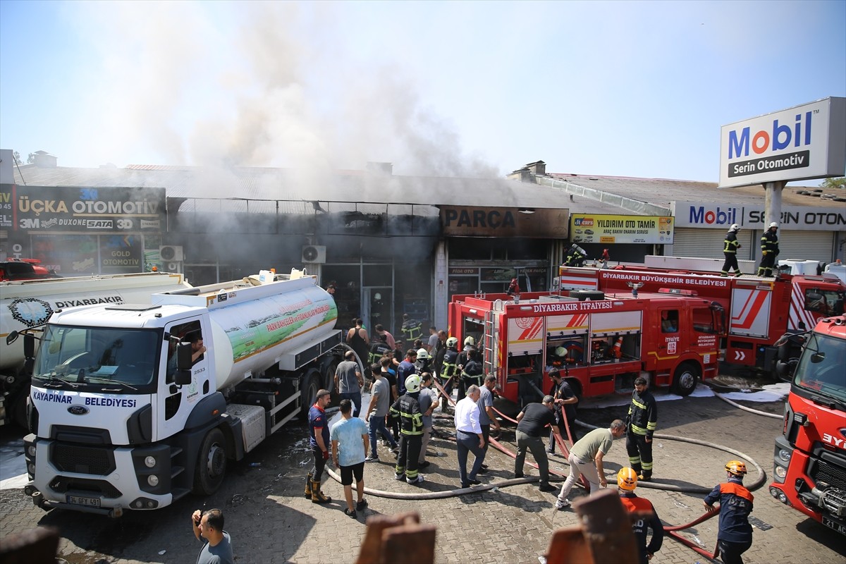 Diyarbakır'da 3. Sanayi Sitesi'nde 4 iş yerine yayılan yangın ekiplerin müdahalesiyle...