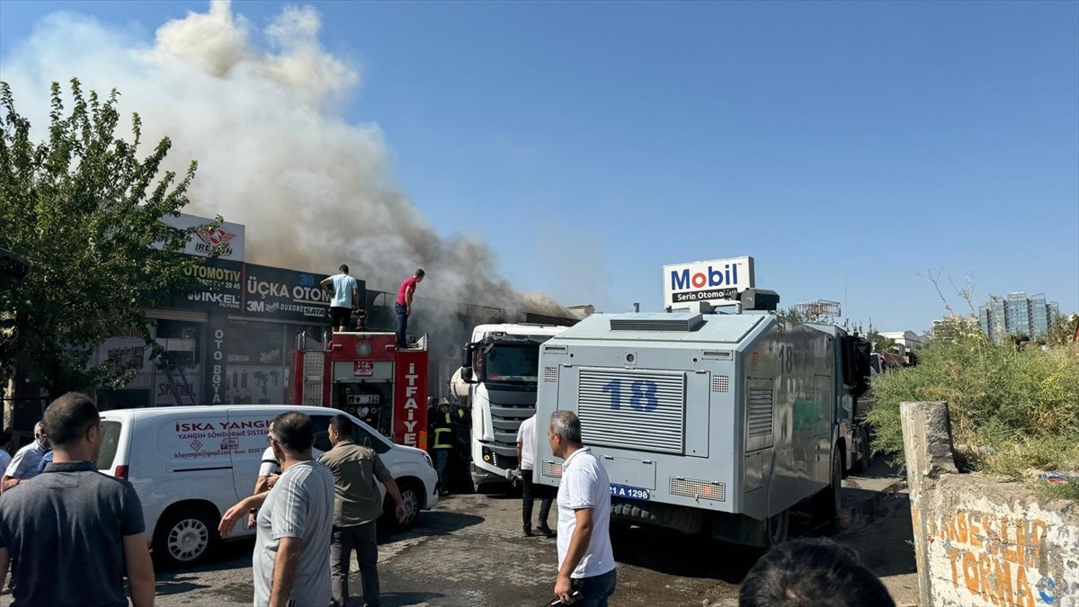 Diyarbakır'da 3. Sanayi Sitesi'nde 4 iş yerine yayılan yangına müdahale ediliyor. Bölgeye itfaiye...