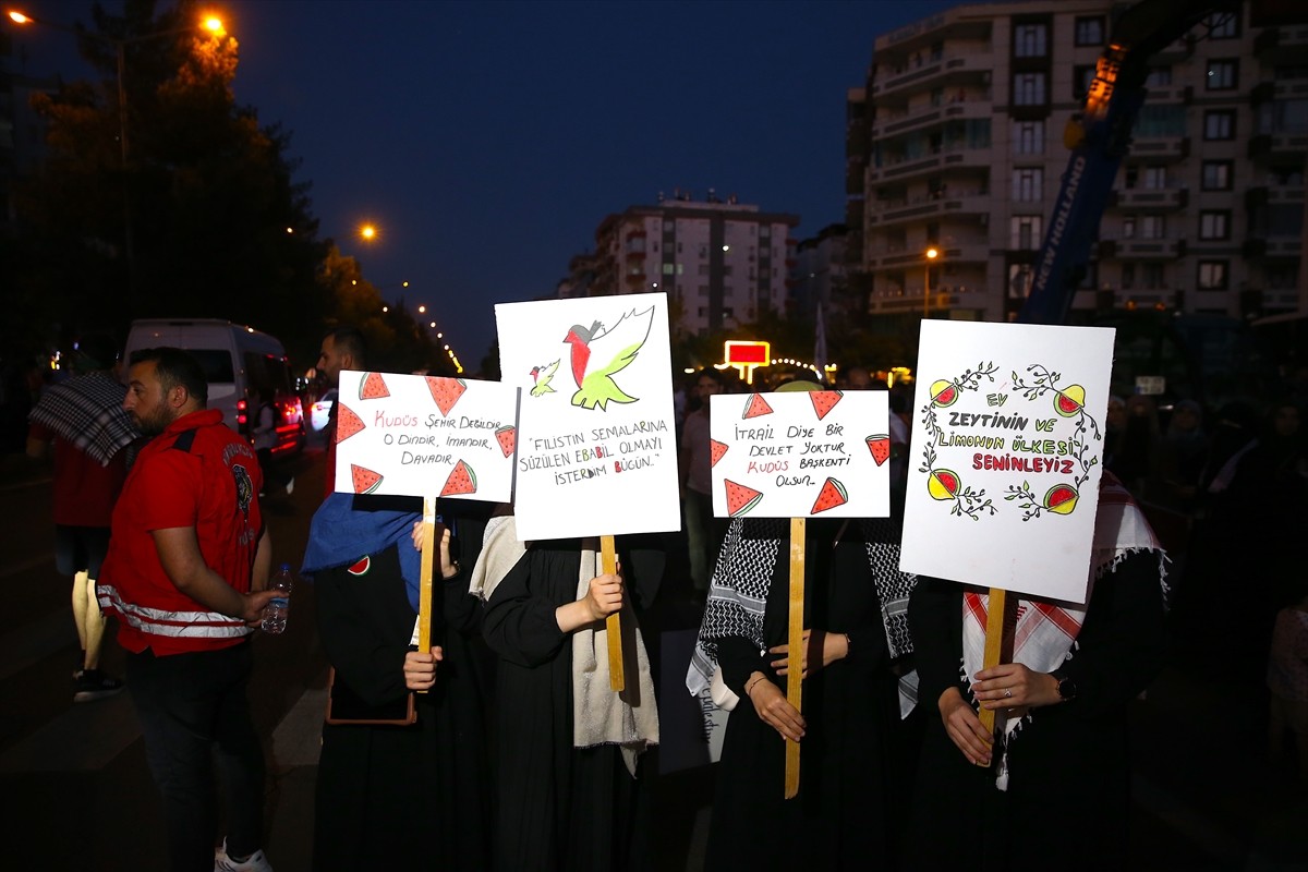 Diyarbakır'da, Hamas Siyasi Büro Başkanı İsmail Heniyye'nin suikasta uğraması ve İsrail'in...