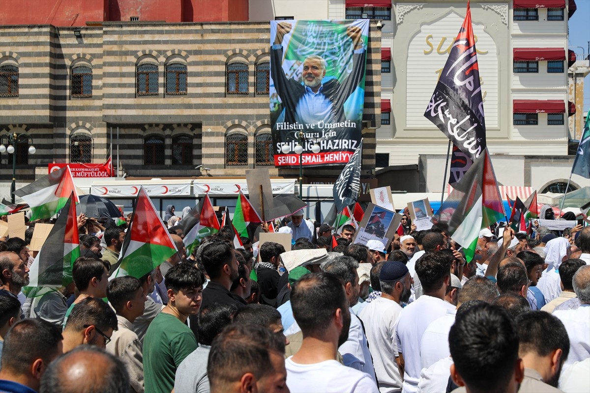 Diyarbakır'da İran'ın başkenti Tahran'da suikasta uğrayan Hamas Siyasi Büro Başkanı İsmail Heniyye...