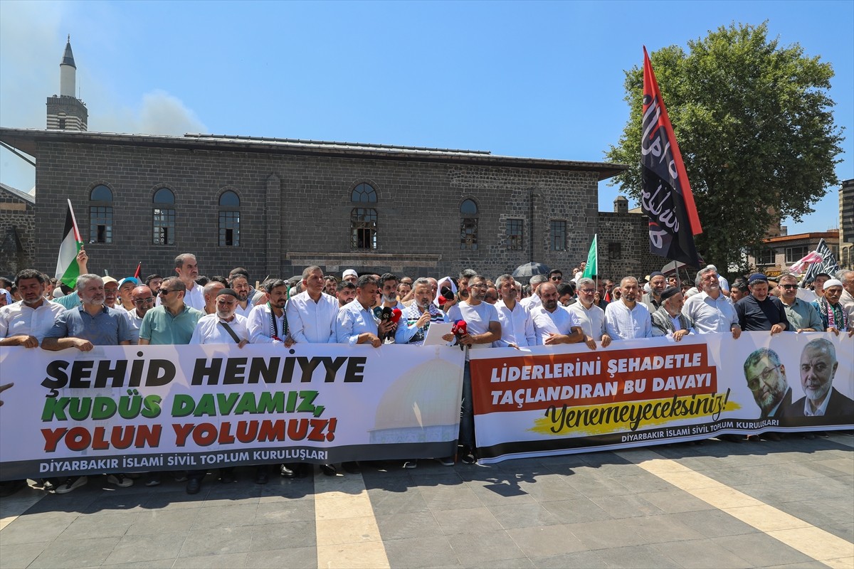 Diyarbakır'da İran'ın başkenti Tahran'da suikasta uğrayan Hamas Siyasi Büro Başkanı İsmail Heniyye...