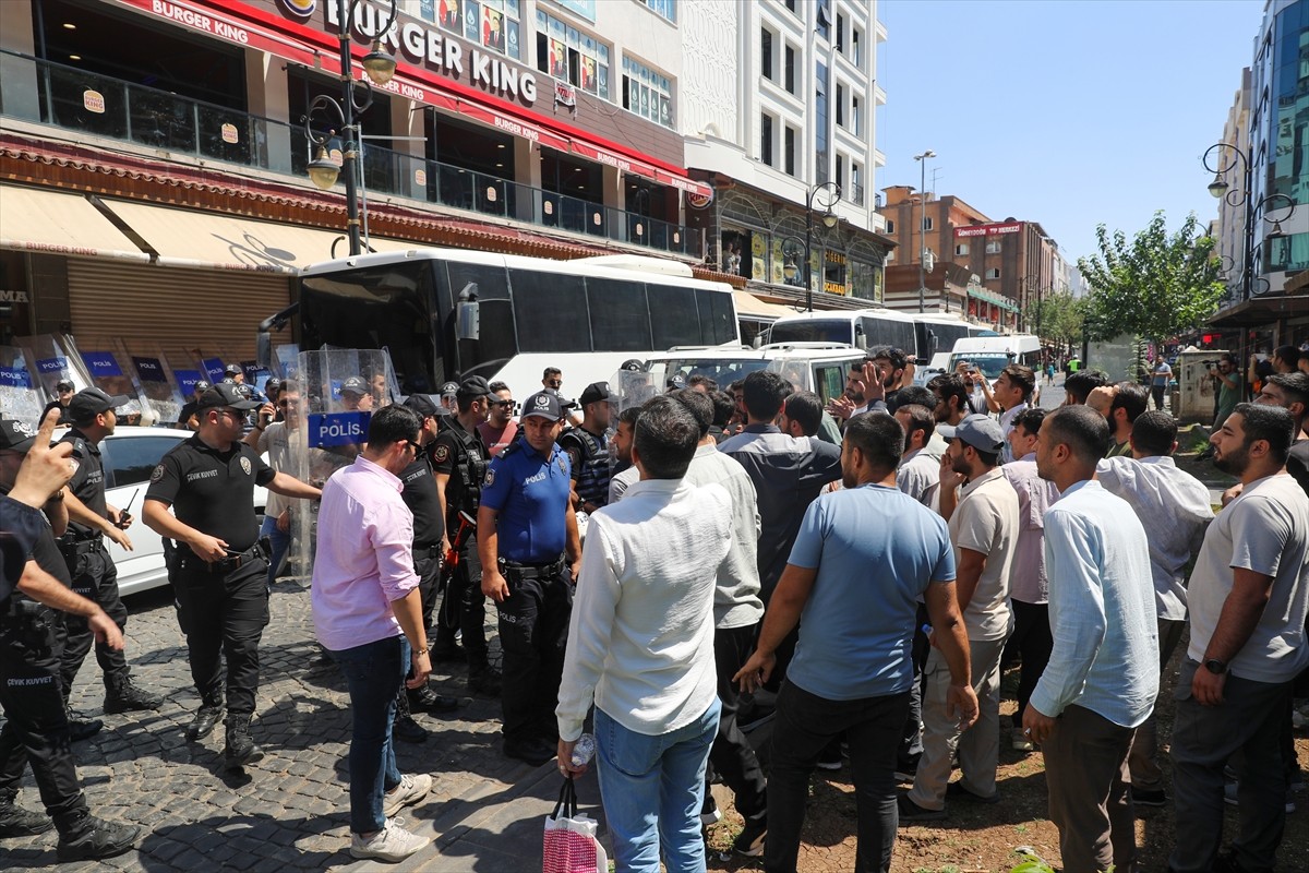 Diyarbakır'da İran'ın başkenti Tahran'da suikasta uğrayan Hamas Siyasi Büro Başkanı İsmail Heniyye...
