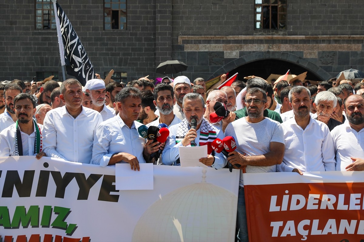Diyarbakır'da İran'ın başkenti Tahran'da suikasta uğrayan Hamas Siyasi Büro Başkanı İsmail Heniyye...