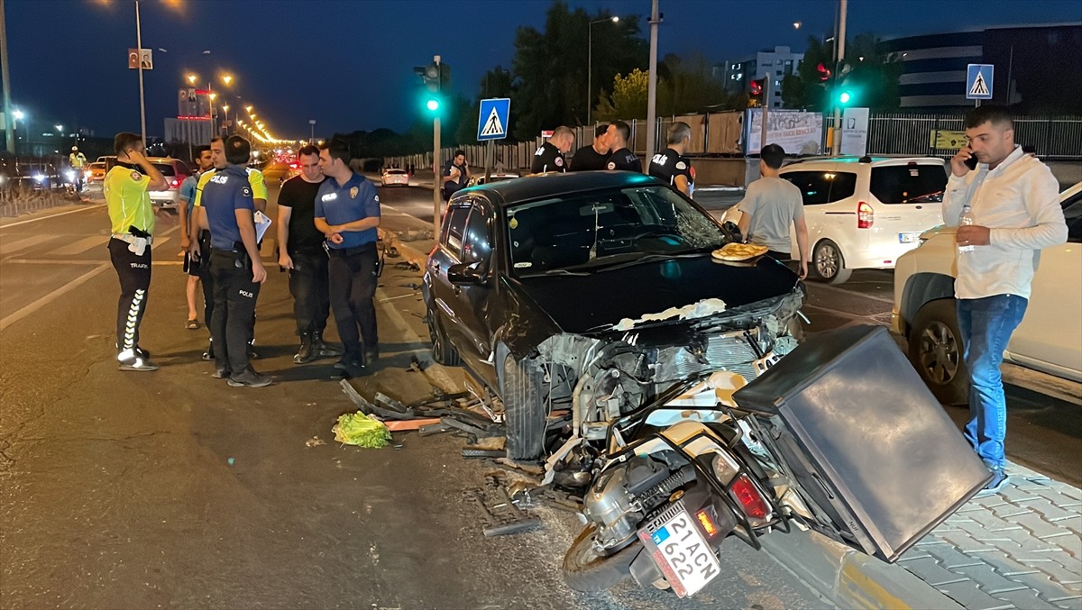 Diyarbakır'ın merkez Yenişehir ilçesinde otomobilin motosiklet ve yayalara çarpması sonucu 5 kişi...