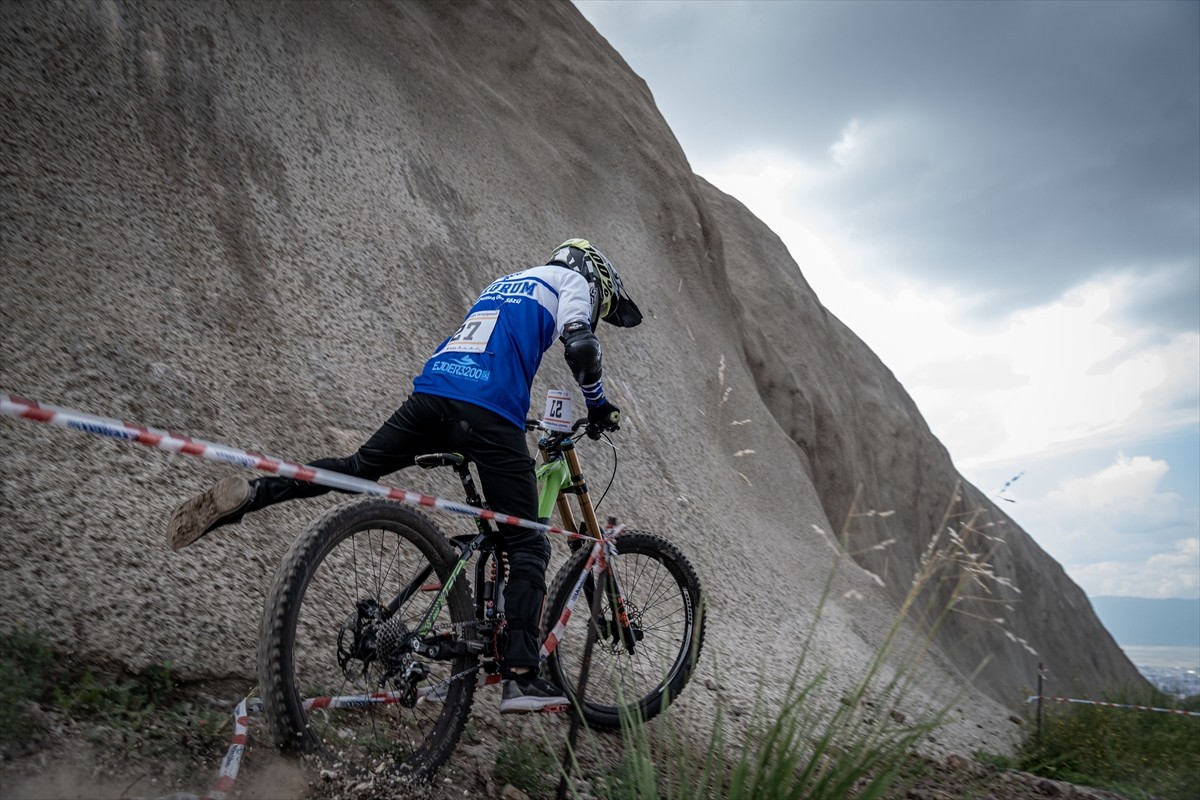 Downhill Türkiye Şampiyonası için Erzurum'a gelen bisiklet sporcuları, resmi antrenmana çıktı....
