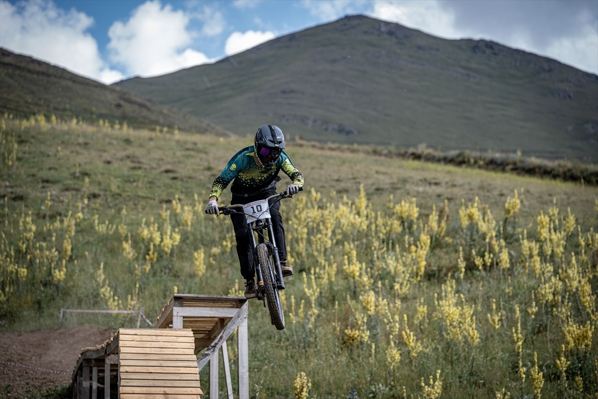 Downhill Türkiye Şampiyonası için Erzurum'a gelen bisiklet sporcuları, resmi antrenmana çıktı....