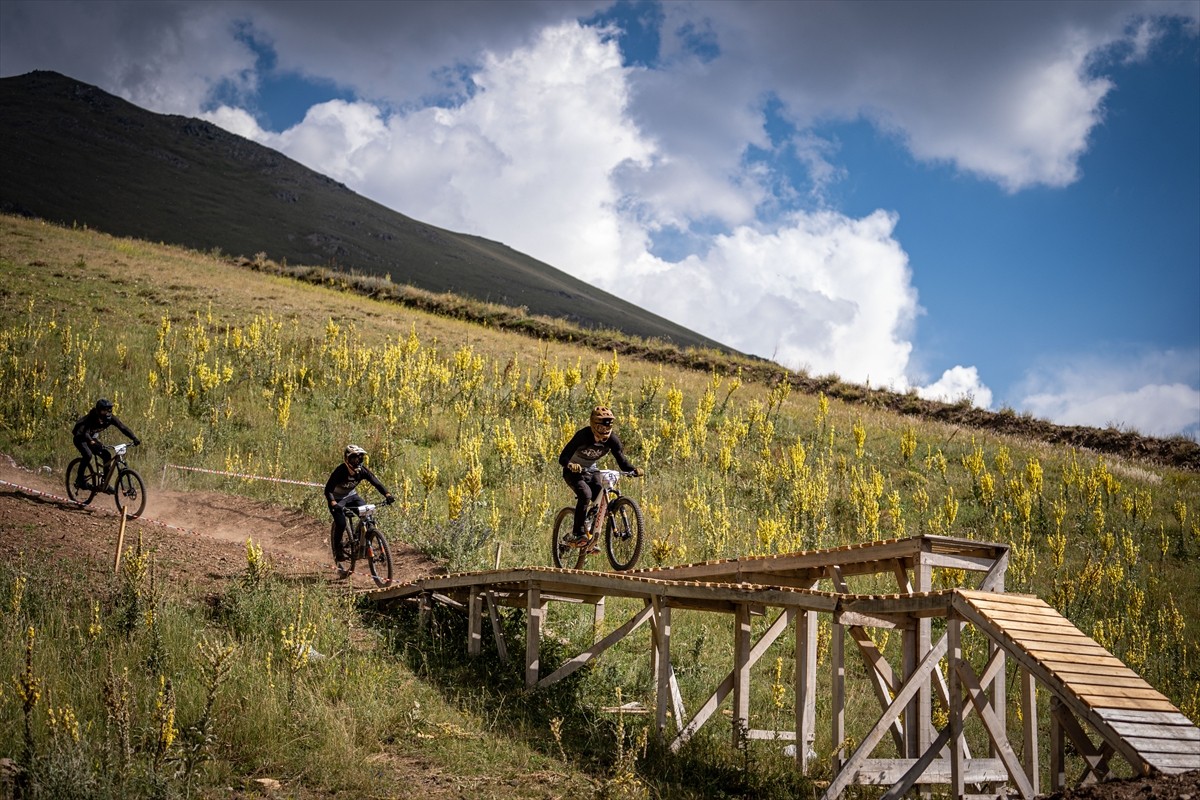 Downhill Türkiye Şampiyonası için Erzurum'a gelen bisiklet sporcuları, resmi antrenmana çıktı....