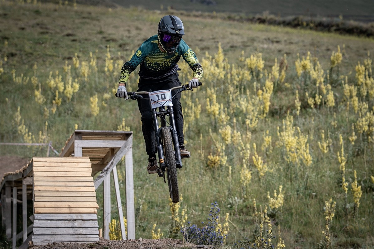 Downhill Türkiye Şampiyonası için Erzurum'a gelen bisiklet sporcuları, resmi antrenmana çıktı....