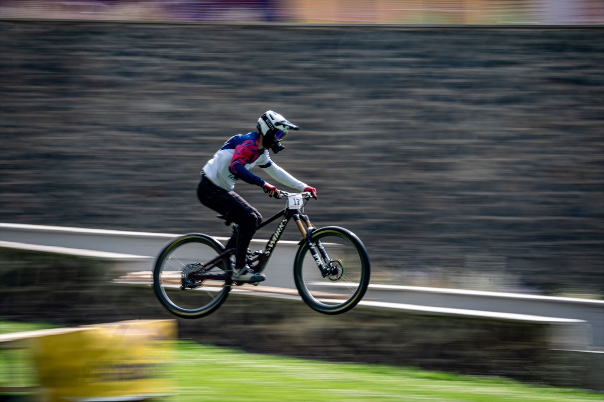 Downhill Türkiye Şampiyonası için Erzurum'a gelen bisiklet sporcuları, resmi antrenmana çıktı....