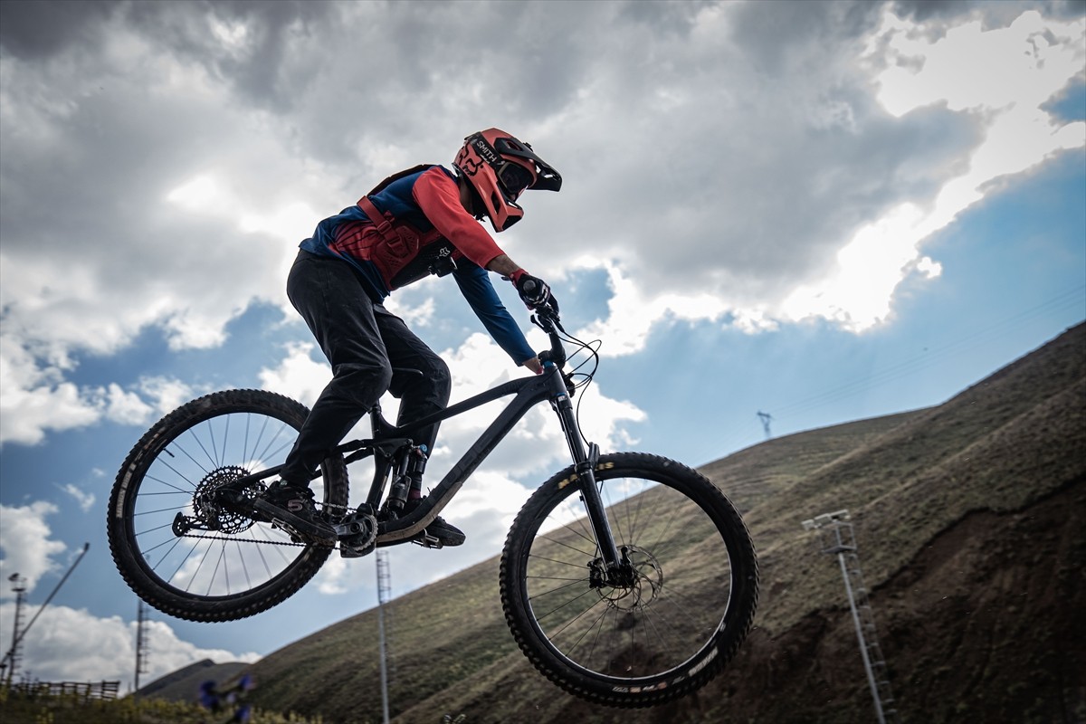 Downhill Türkiye Şampiyonası için Erzurum'a gelen bisiklet sporcuları, resmi antrenmana çıktı....