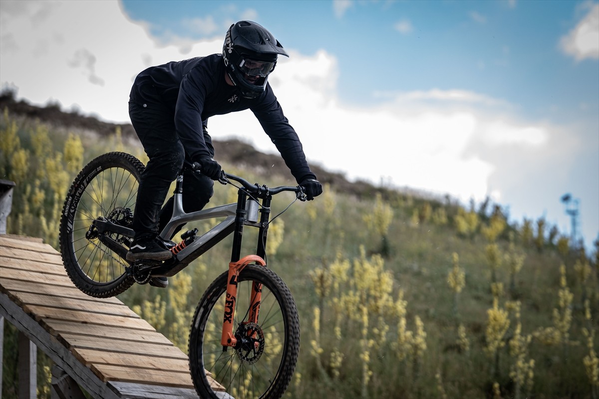Downhill Türkiye Şampiyonası için Erzurum'a gelen bisiklet sporcuları, resmi antrenmana çıktı....