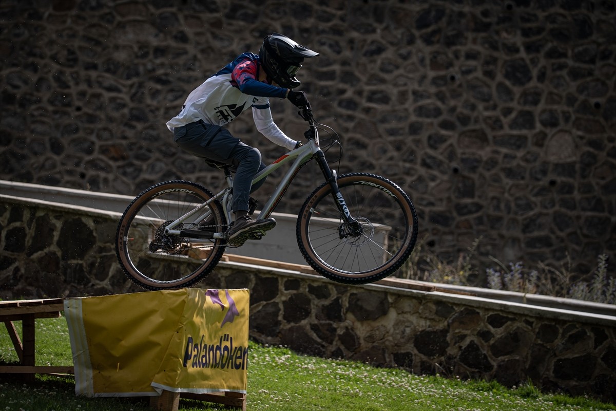 Downhill Türkiye Şampiyonası için Erzurum'a gelen bisiklet sporcuları, resmi antrenmana çıktı....