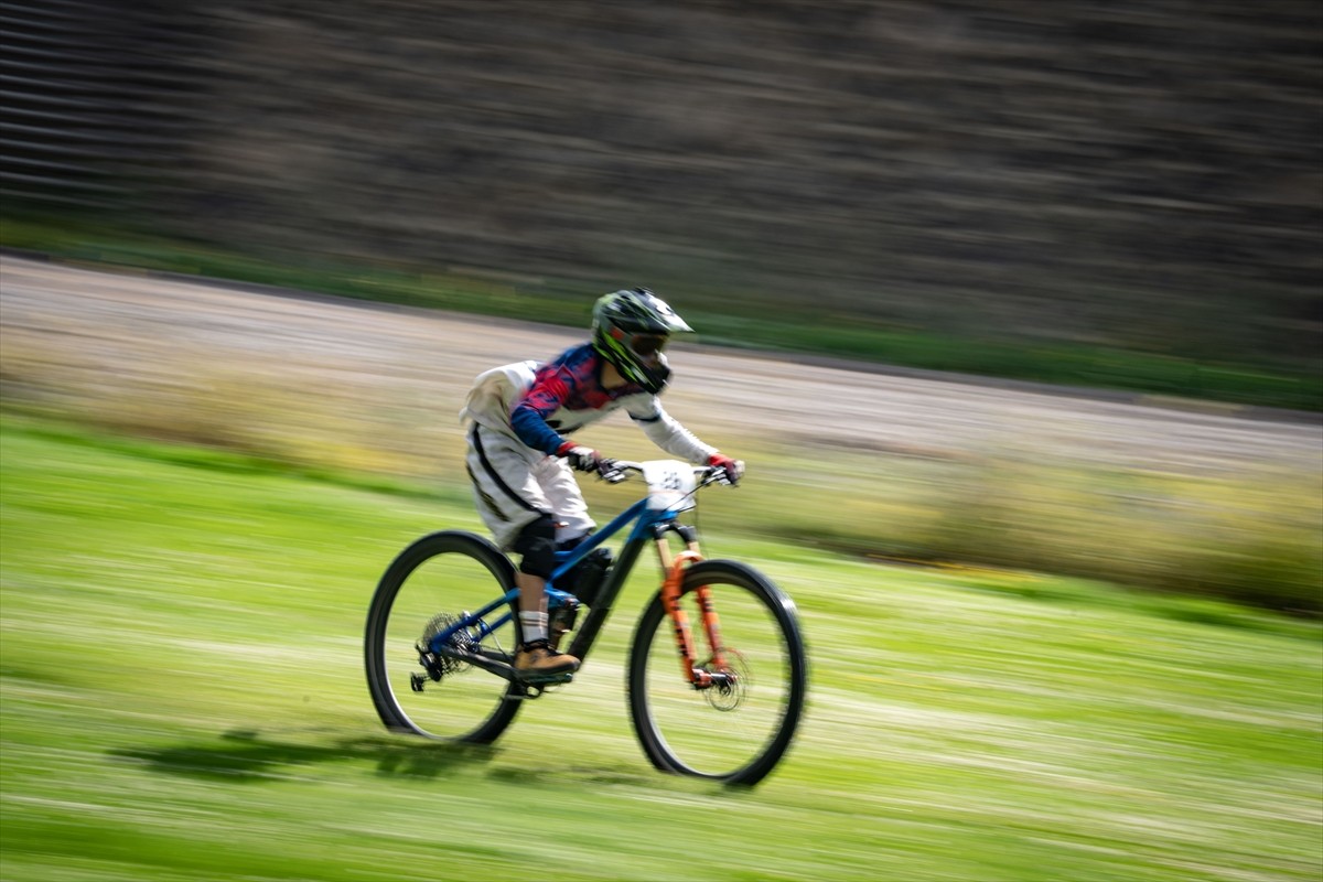 Downhill Türkiye Şampiyonası için Erzurum'a gelen bisiklet sporcuları, resmi antrenmana çıktı....