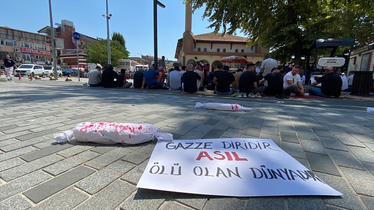 Düzce'de, İsrail'in Filistin halkına yönelik saldırılarını protesto etmek amacıyla...