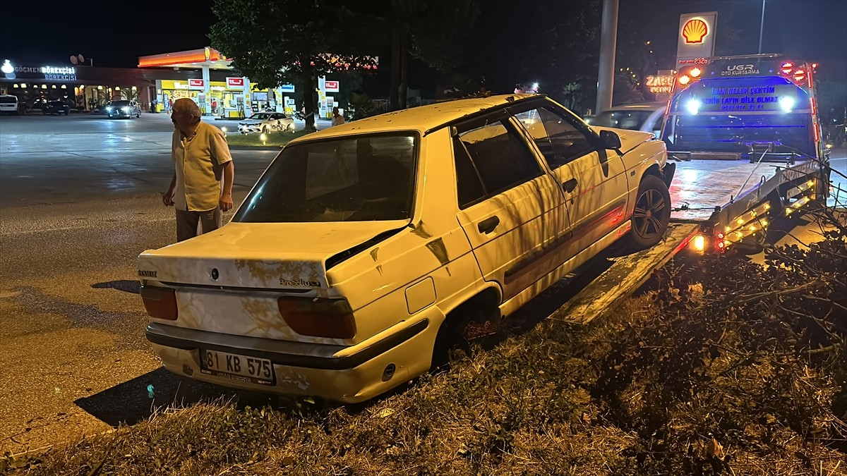 Düzce'de yola çıkan köpeğe çarpmamak için manevra yaparak refüje çıkan otomobildeki 2'si çocuk, 3...