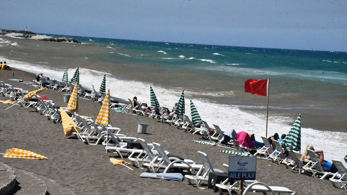 Düzce'nin Akçakoca ilçesinde olumsuz hava koşulları sebebiyle denize girilmesine izin verilmiyor....