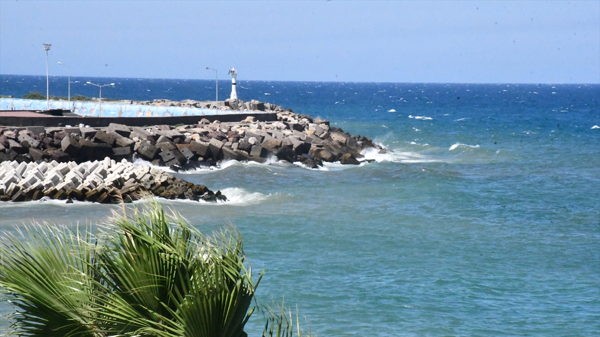 Düzce'nin Akçakoca ilçesinde olumsuz hava koşulları sebebiyle denize girilmesine izin verilmiyor....