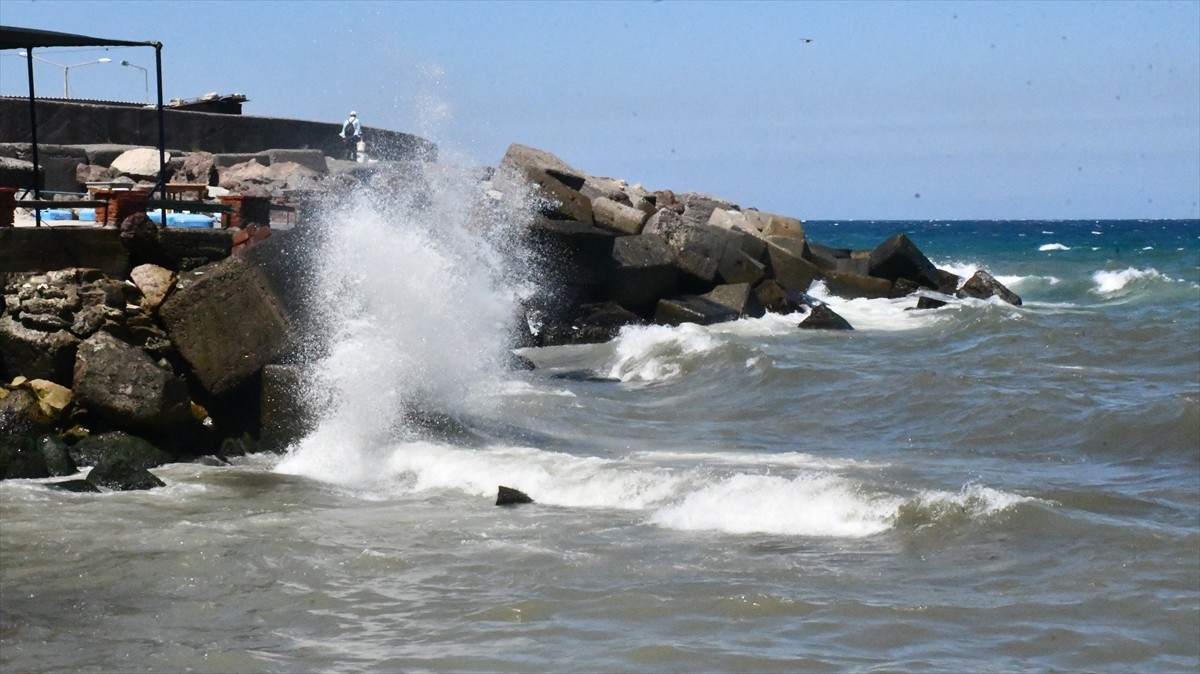 Düzce'nin Akçakoca ilçesinde olumsuz hava koşulları sebebiyle denize girilmesine izin verilmiyor....