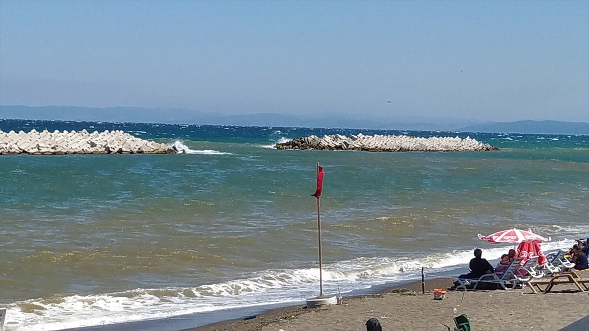 Düzce'nin Akçakoca ilçesinde olumsuz koşullar sebebiyle denize girmek yasaklandı. Cankurtaran...