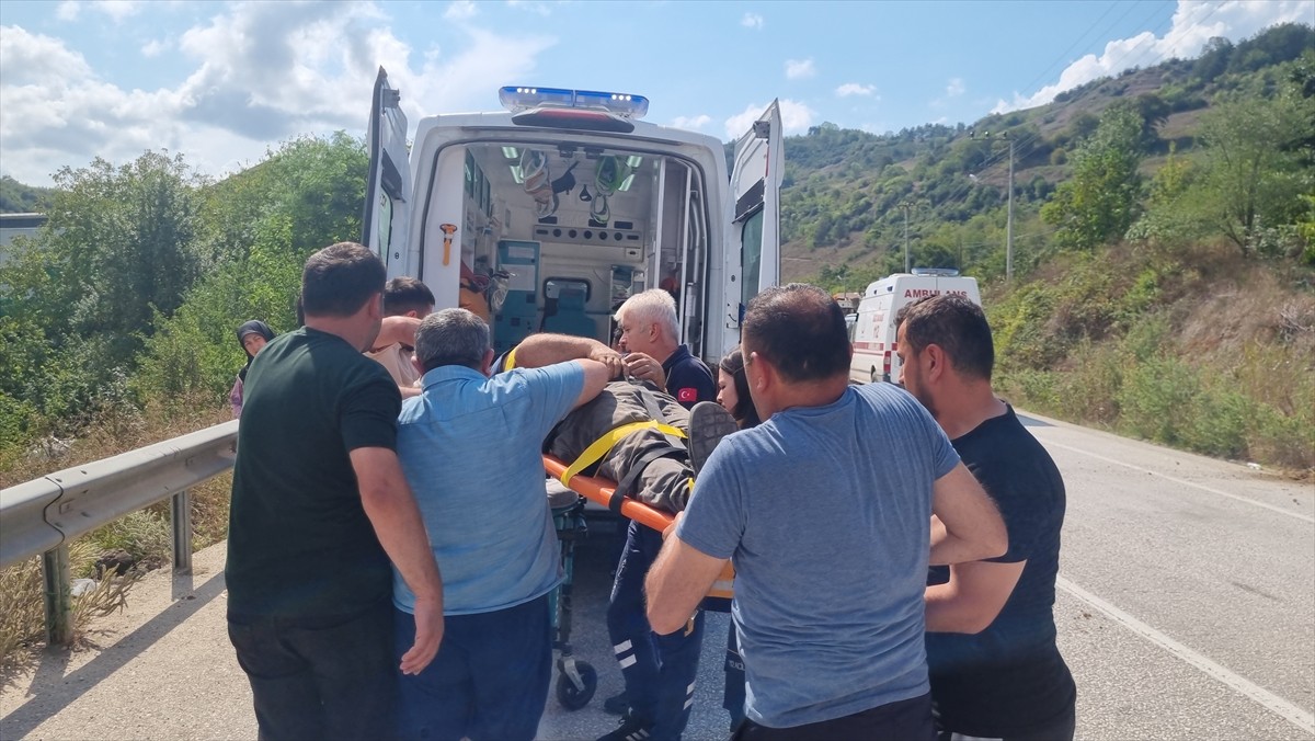 Düzce'nin Yığılca ilçesinde otomobilin devrilmesi sonucu 3 kişi yaralandı.