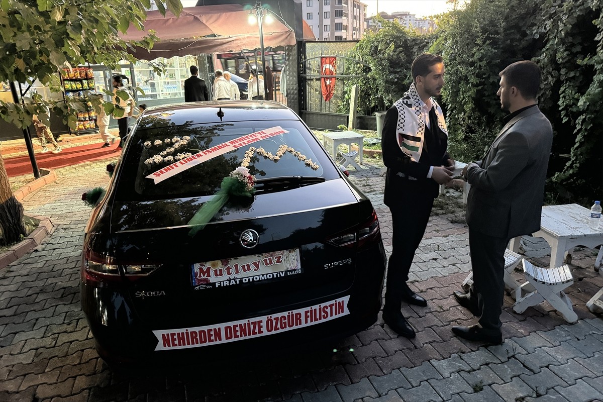 Elazığ'da evlenen çiftin talebi üzerine gelin arabasına Filistin bayrağı asıldı, araç bayrağın...