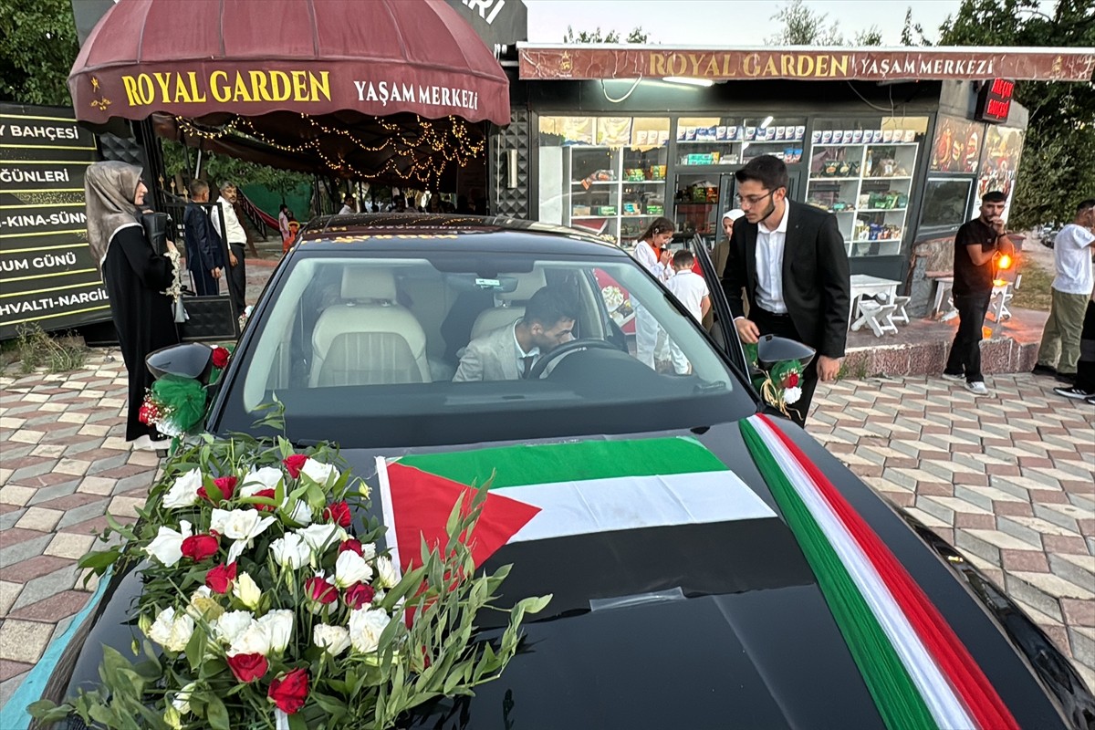 Elazığ'da evlenen çiftin talebi üzerine gelin arabasına Filistin bayrağı asıldı, araç bayrağın...