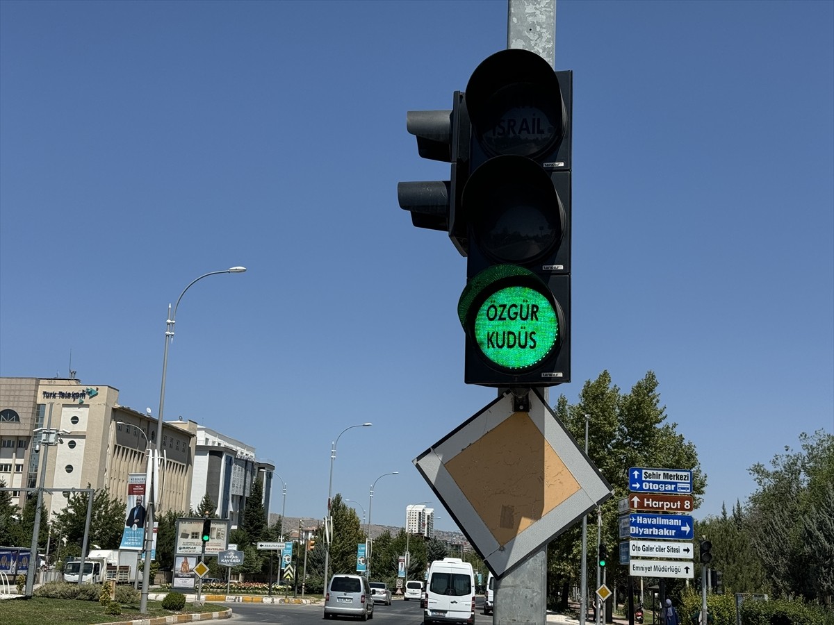 Elazığ'da, İsrail'in Filistin'e yönelik saldırılarına trafik ışıklarına yerleştirilen yazılarla...