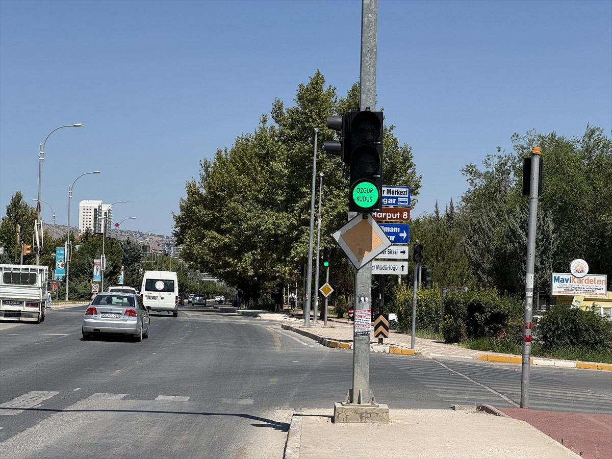 Elazığ'da, İsrail'in Filistin'e yönelik saldırılarına trafik ışıklarına yerleştirilen yazılarla...