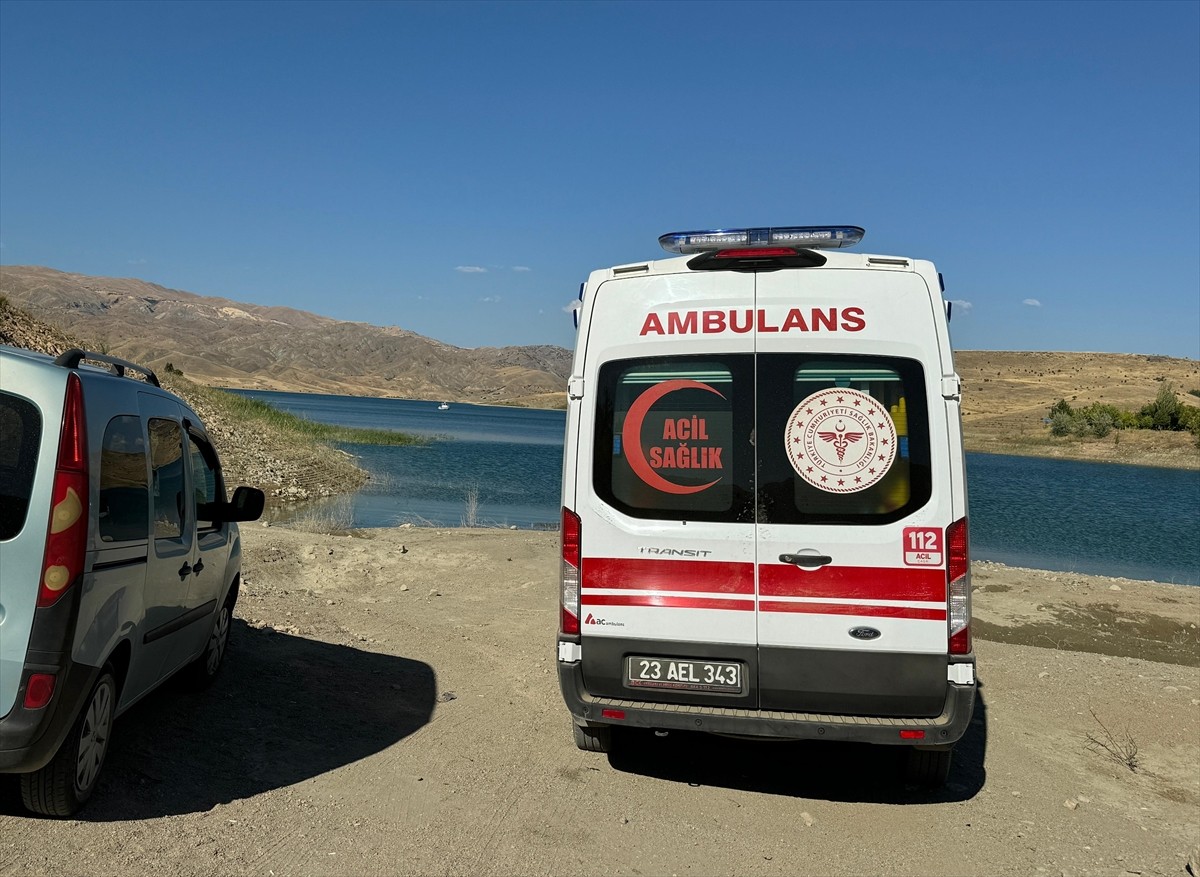 Elazığ'da Keban Baraj Gölü'nde kaybolan gencin bulunması için çalışma başlatıldı. Bölgeye AFAD...