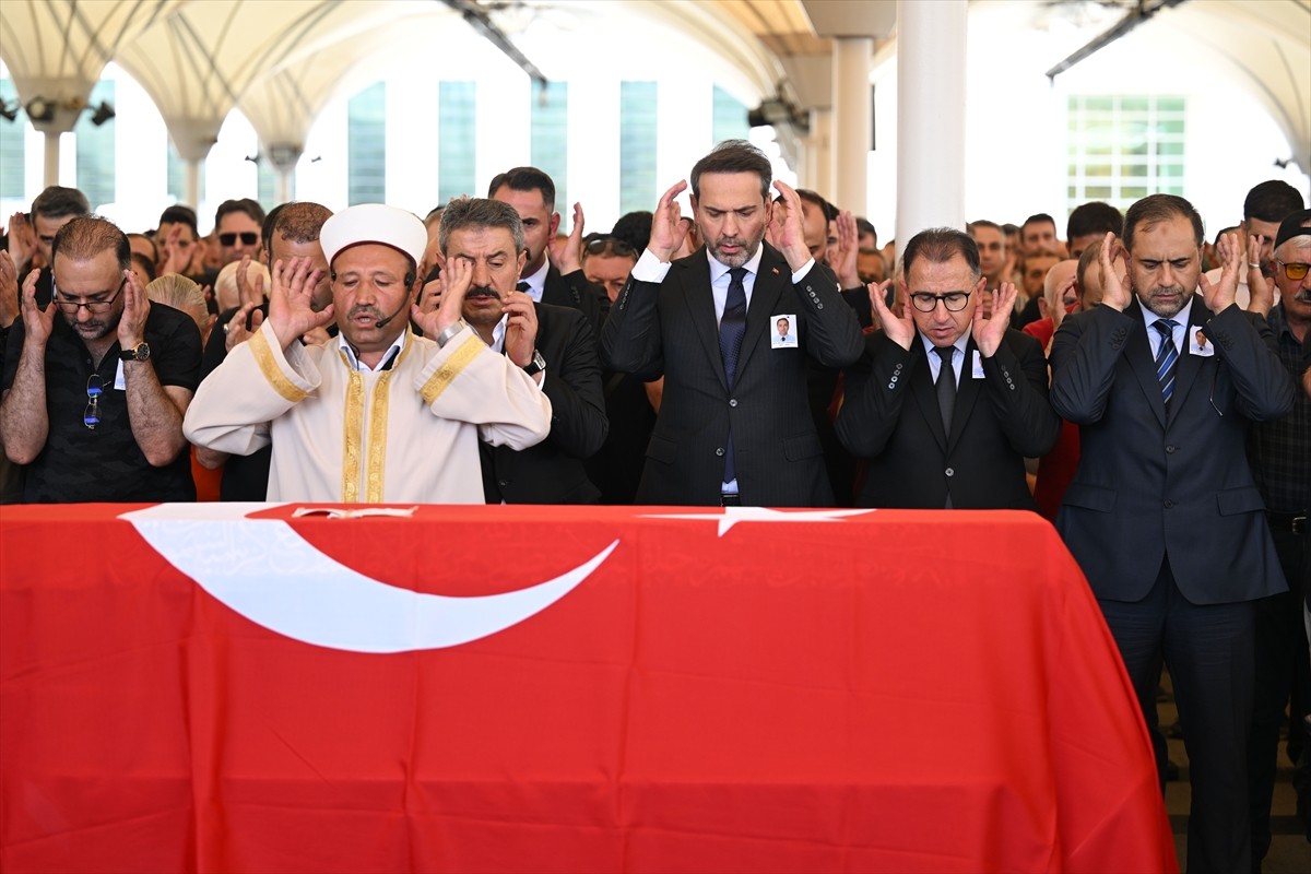 Enerji ve Tabii Kaynaklar Bakanı Alparslan Bayraktar (sol 3), Türkiye Petrolleri Anonim Ortaklığı...