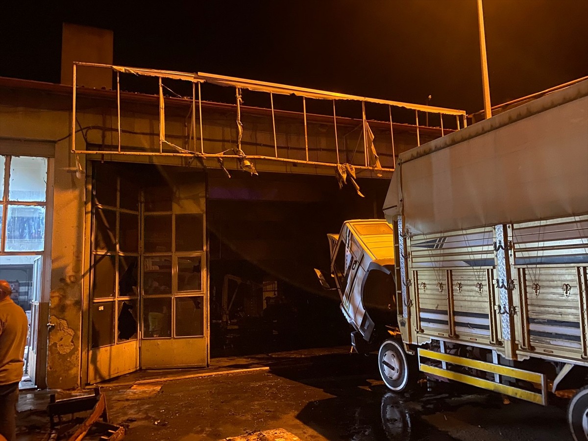Erzincan'da bir iş yerinde çıkan yangın, itfaiye ekiplerince söndürüldü.