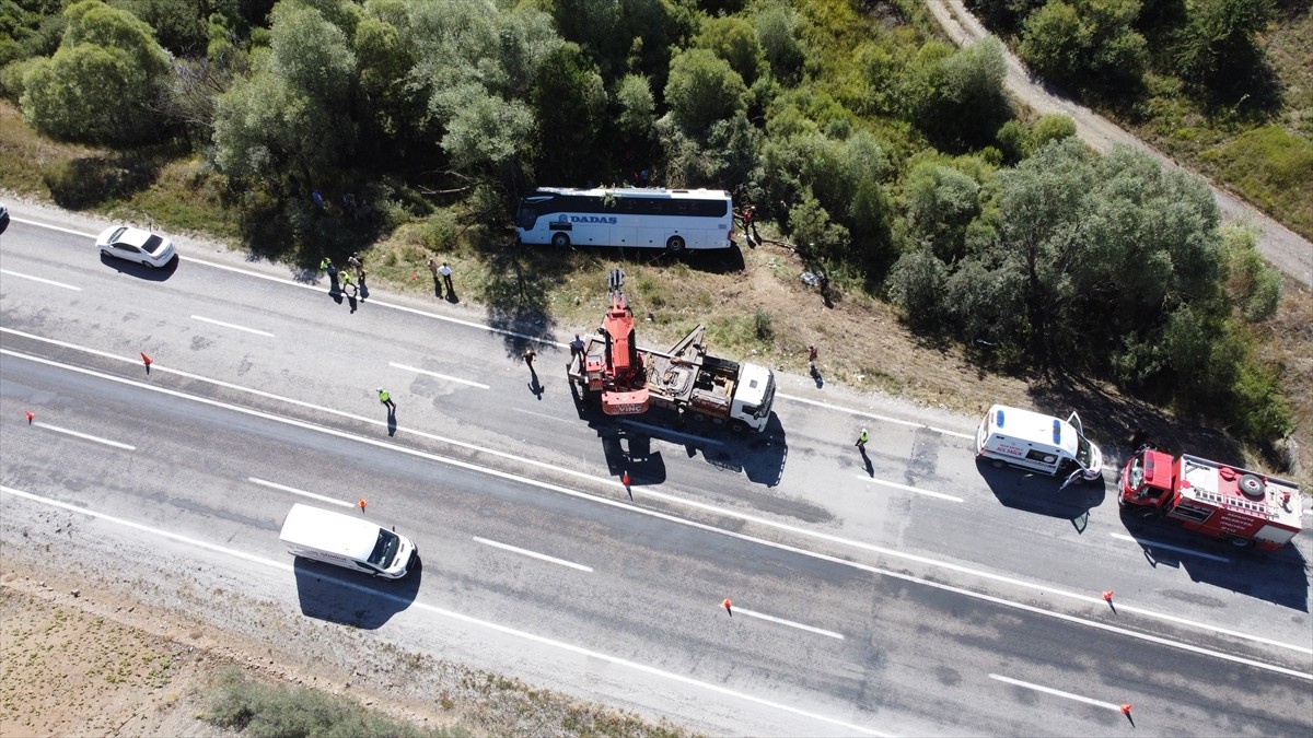 Erzincan'ın Refahiye ilçesinde yolcu otobüsünün devrilmesi sonucu 1 kişi hayatını kaybetti, 33...
