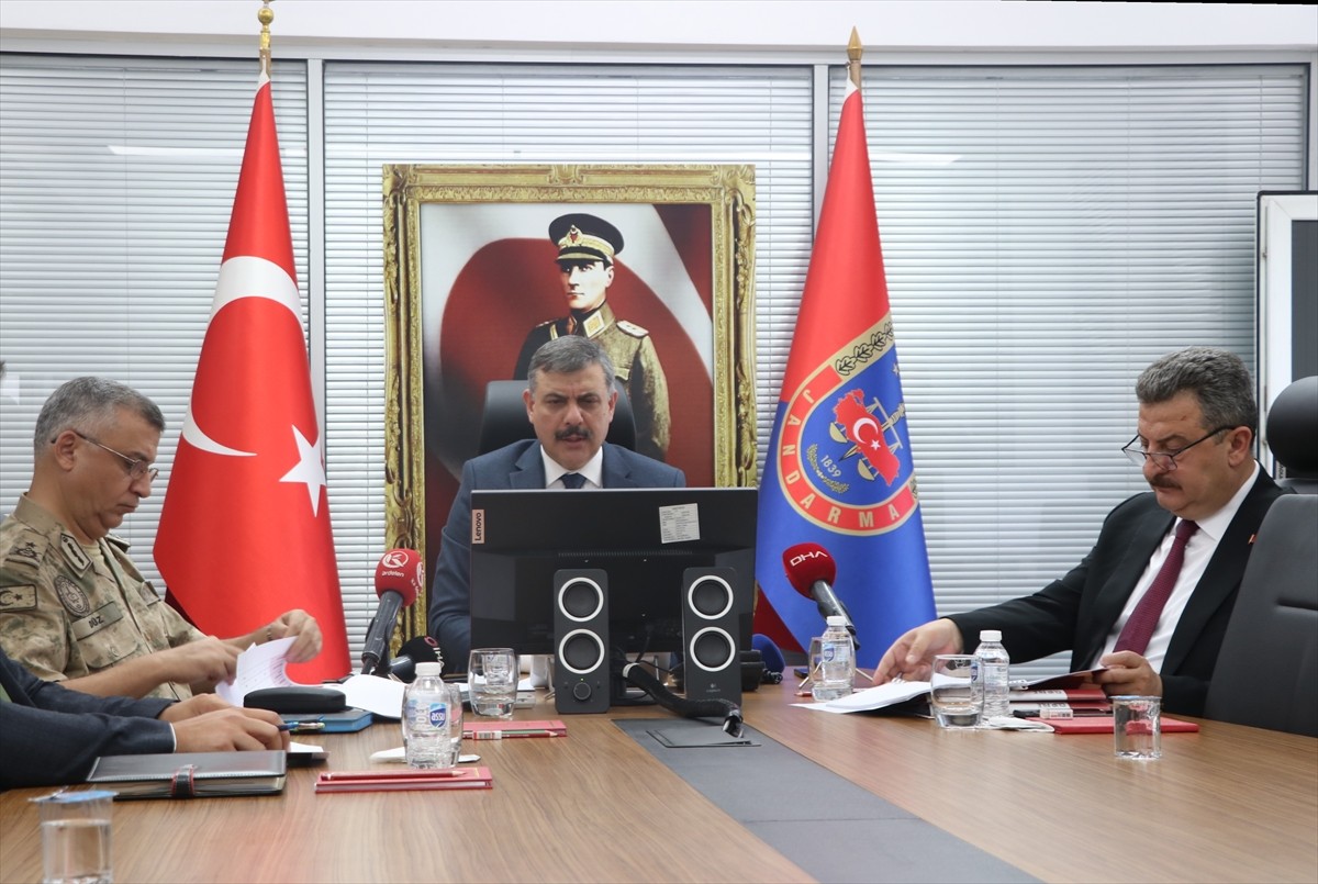 Erzurum Valisi Mustafa Çiftçi, İl Jandarma Komutanlığı Toplantı Salonu'nda düzenlediği "Asayiş ve...