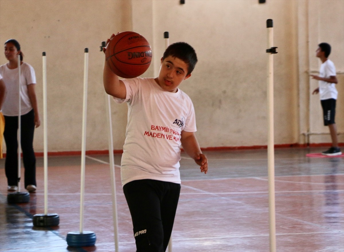 Eskişehir'de 2022 yılında kurulan bir spor kulübü bünyesinde sporla tanışıp, basketbol, atletizm...