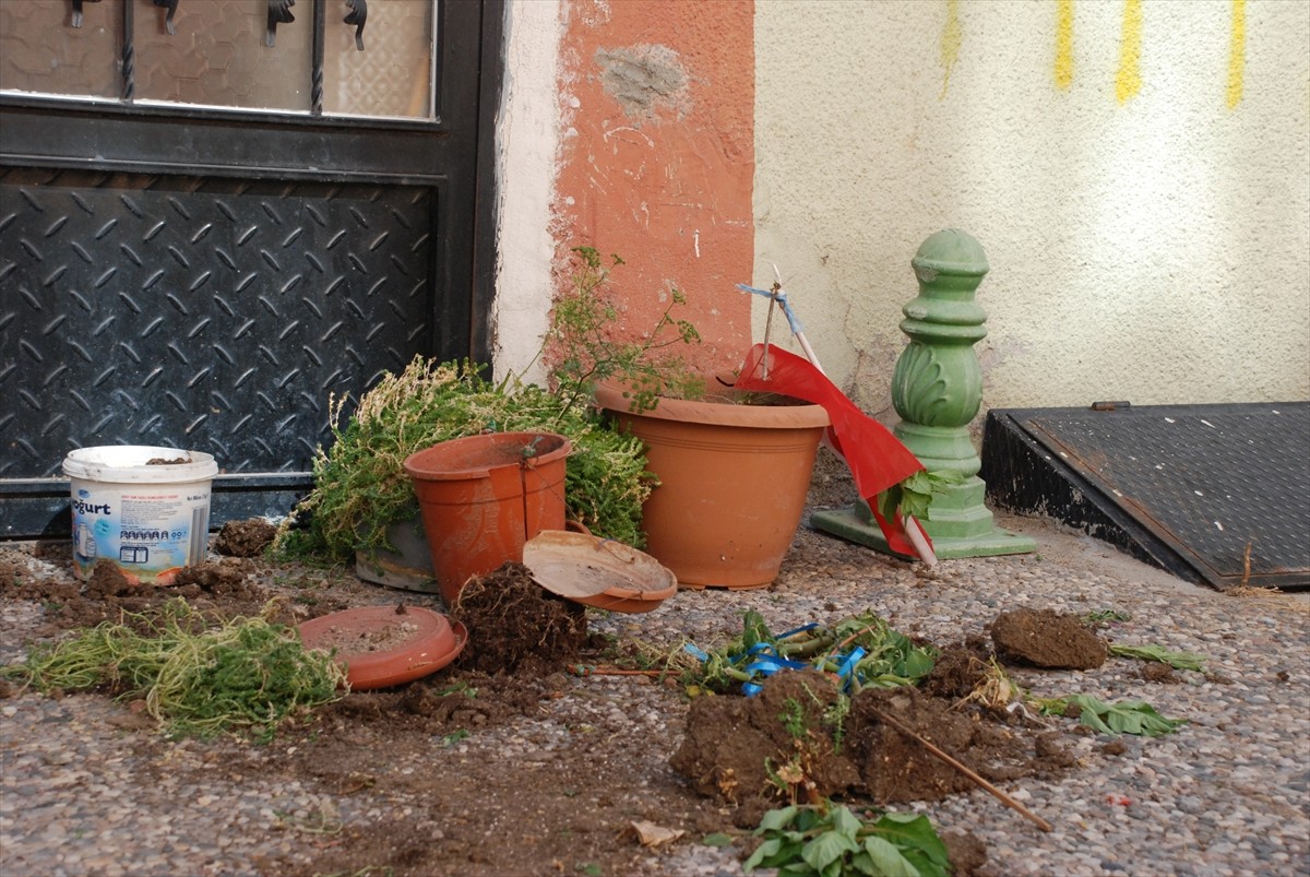 Eskişehir'de yaşayan Memduh Çetin, felçli eşinin çıkıp gezebilmesi için 2 yıl önce evinin...