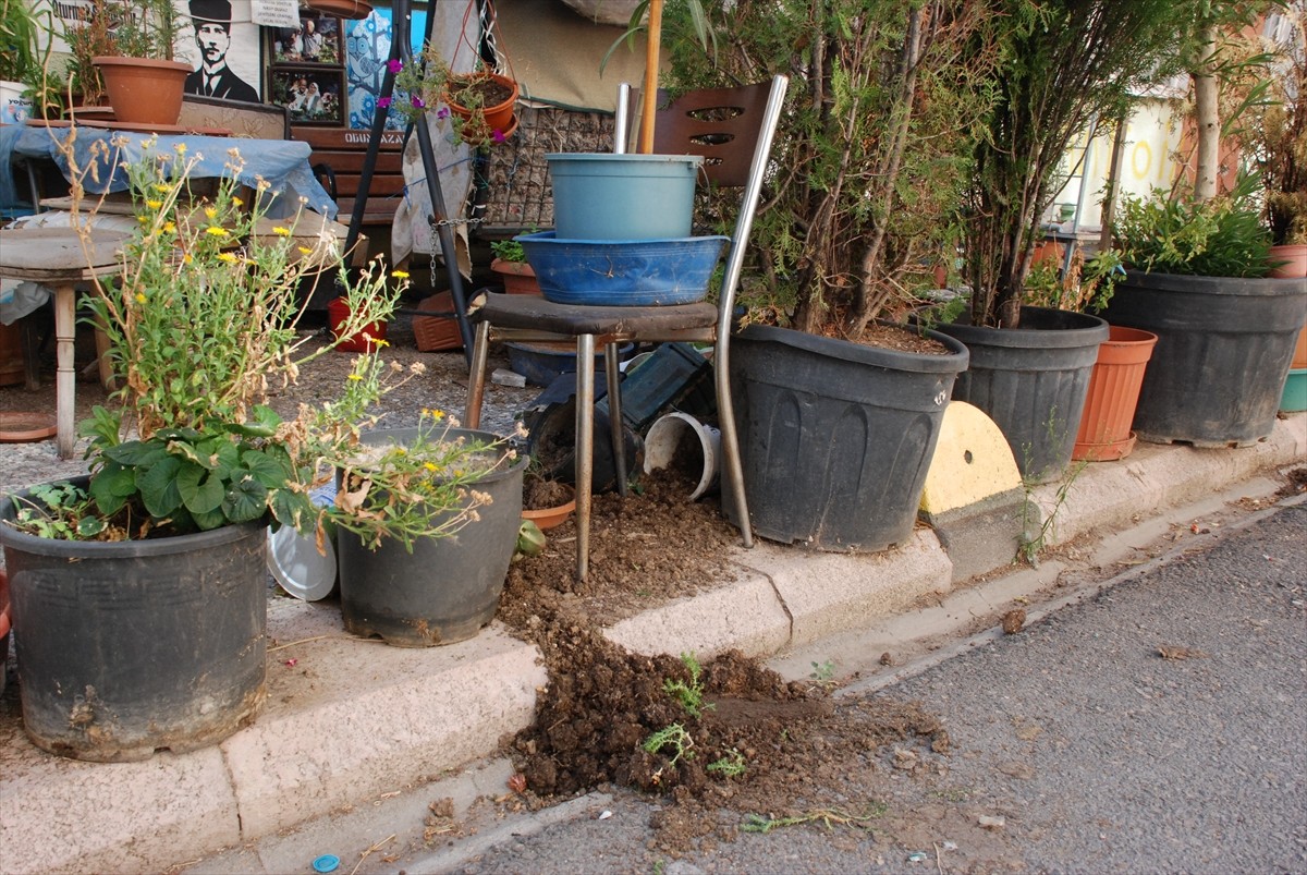 Eskişehir'de yaşayan Memduh Çetin, felçli eşinin çıkıp gezebilmesi için 2 yıl önce evinin...