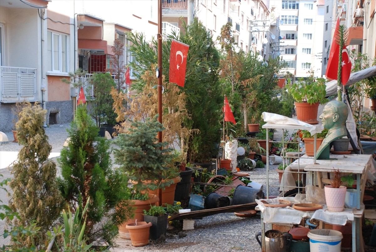 Eskişehir'de yaşayan Memduh Çetin, felçli eşinin çıkıp gezebilmesi için 2 yıl önce evinin...