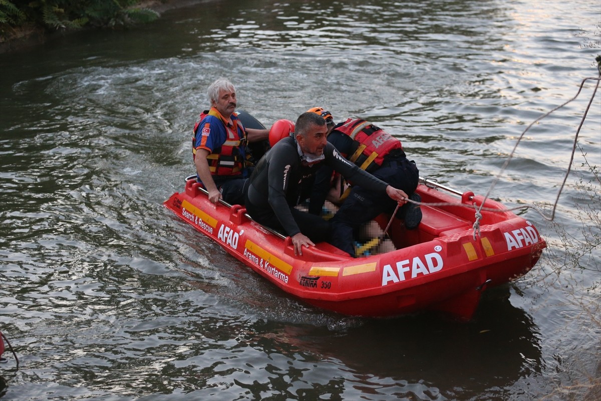 Eskişehir'in Tepebaşı ilçesinde sulama kanalına düşen çocuğu kurtardıktan sonra suda gözden...