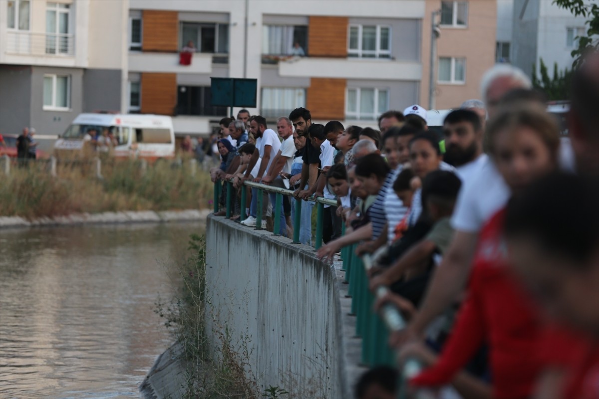 Eskişehir'in Tepebaşı ilçesinde sulama kanalına düşen çocuğu kurtardıktan sonra suda gözden...