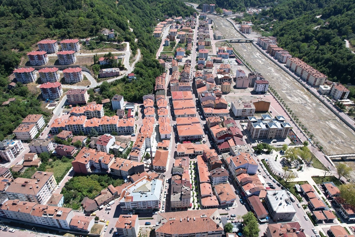 Ezine Çayı'nın 2021'de taşması sonucu sel felaketinin vurduğu Kastamonu'nun Bozkurt ilçesi...