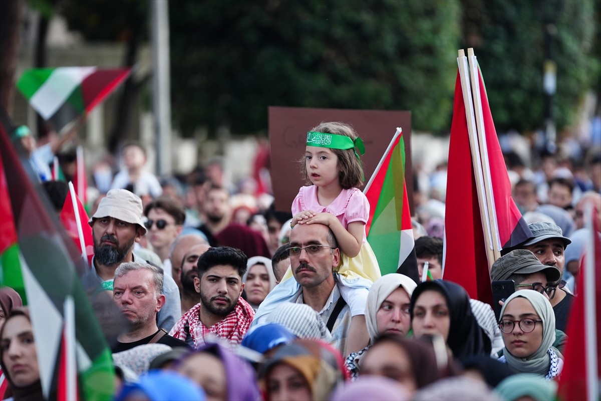 Filistin İnisiyatifi üyeleri, Gazze'de 300 gündür katliamını sürdüren İsrail'i Fatih'te protesto...