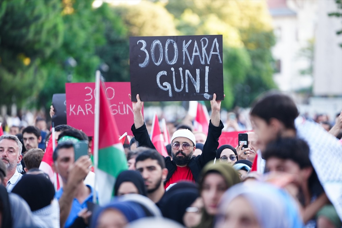 Filistin İnisiyatifi üyeleri, Gazze'de 300 gündür katliamını sürdüren İsrail'i Fatih'te protesto...
