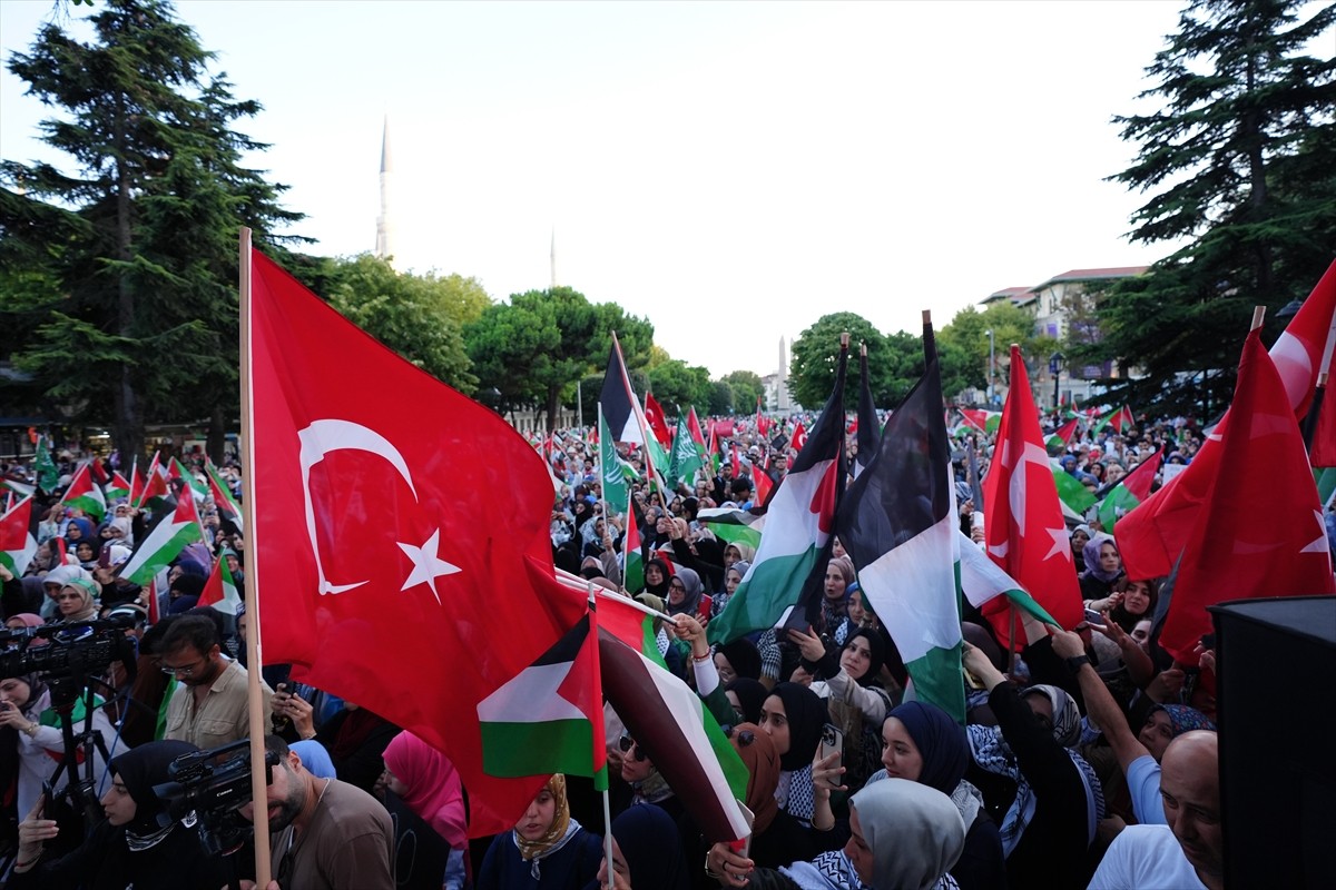 Filistin İnisiyatifi üyeleri, Gazze'de 300 gündür katliamını sürdüren İsrail'i Fatih'te protesto...